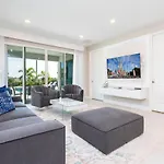 Beatiful Single Home With Private Pool