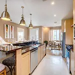 Modern Townhome With Patio And Grill Less Than 2 Mi To Disney!