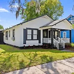1Br Near Airport Cozy, Pet-Friendly & Work-Ready
