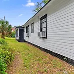 1Br Near Airport Cozy, Pet-Friendly & Work-Ready