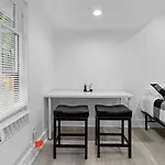 1Br Near Airport Cozy, Pet-Friendly & Work-Ready
