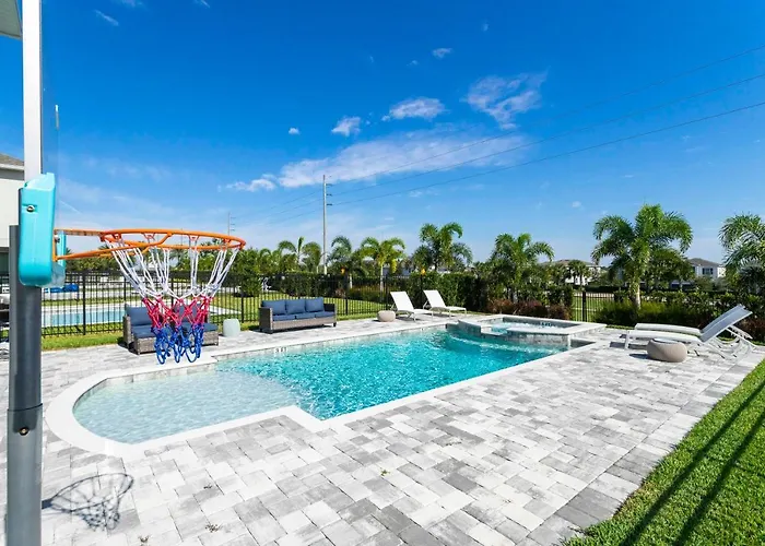 Beatiful Single Home With Private Pool