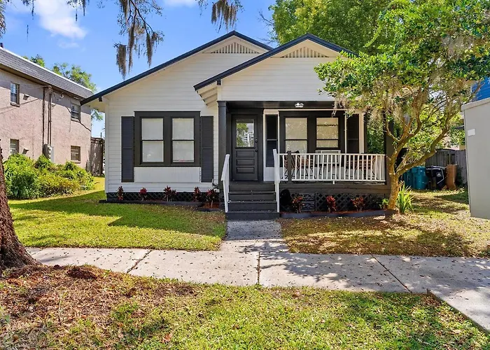 1Br Near Airport Cozy, Pet-Friendly & Work-Ready