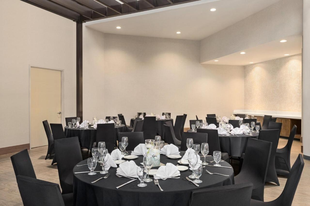 Hotel Holiday International Airport By Ihg 3*