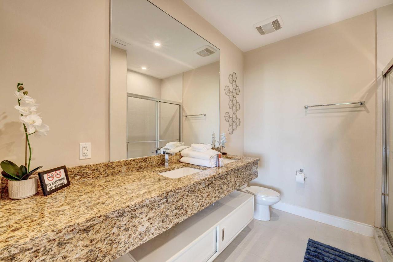 Modern Townhome With Patio And Grill Less Than 2 Mi To Disney! Holiday home Four Corners