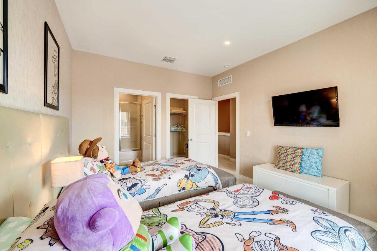 Holiday home Modern Townhome With Patio And Grill Less Than 2 Mi To Disney! *