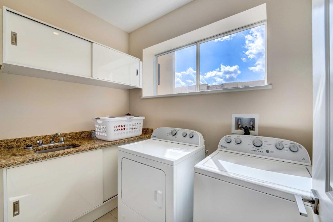 Holiday home Modern Townhome With Patio And Grill Less Than 2 Mi To Disney!