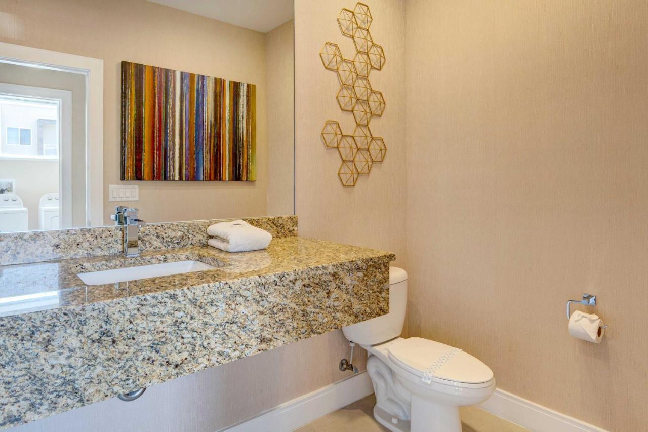 Modern Townhome With Patio And Grill Less Than 2 Mi To Disney! Holiday home Four Corners