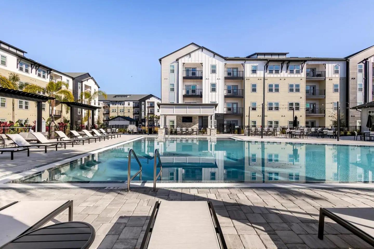 Complete Vibrant 10 Min To Parks Pet-friendly Resort-style Amenities Apartment Orlando
