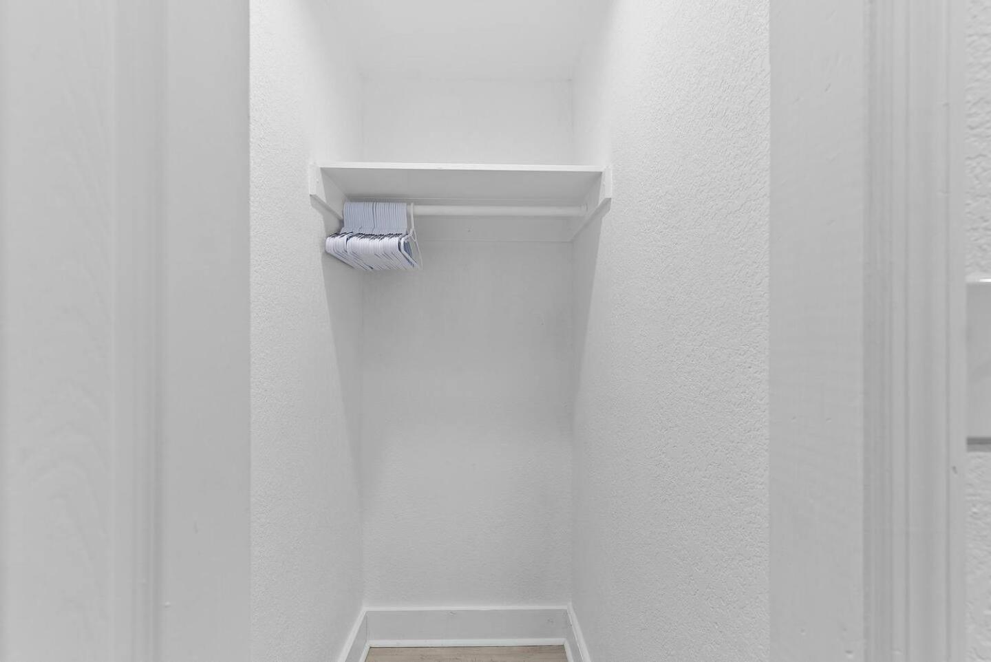 1br Near Airport Cozy, Pet-friendly & Work-ready