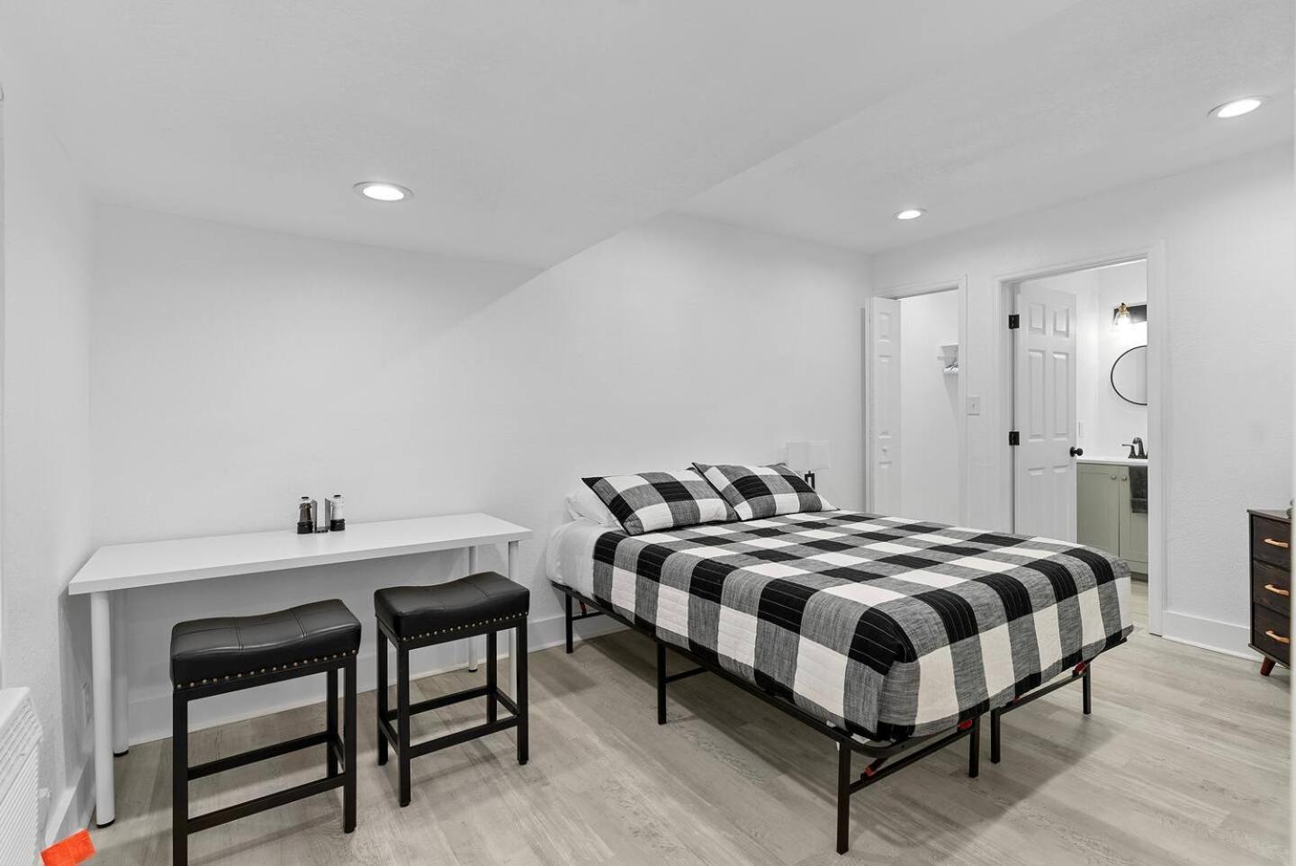 Holiday home 1br Near Airport Cozy, Pet-friendly & Work-ready