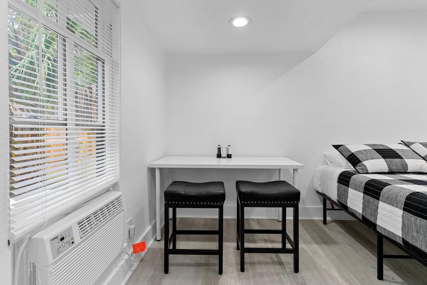 1br Near Airport Cozy, Pet-friendly & Work-ready Holiday home *