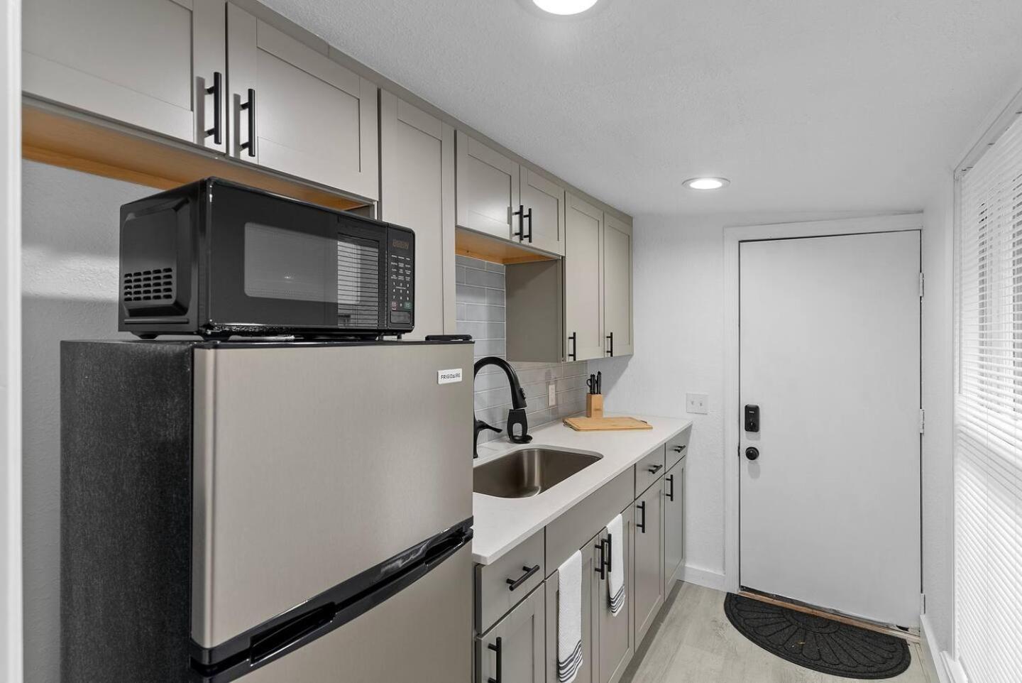 Holiday home 1br Near Airport Cozy, Pet-friendly & Work-ready *