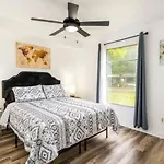 2Br Retreat Fast Wifi, Pool, Disney Close!