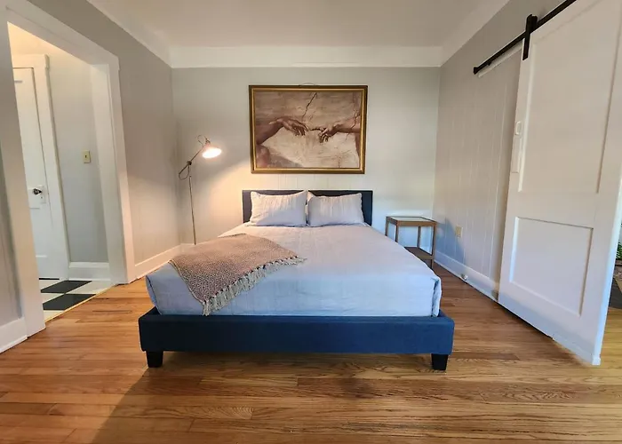 Cozy Vintage Bungalow @Mills50 District