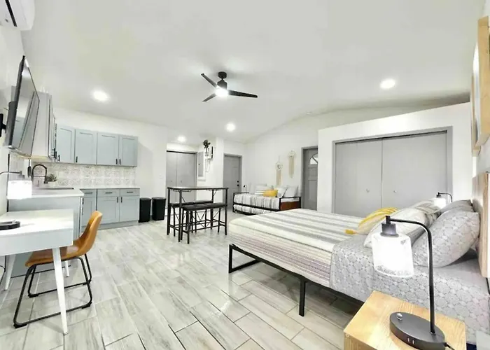 1Br Sleeps 4 Wfh Friendly Walkable Spot!