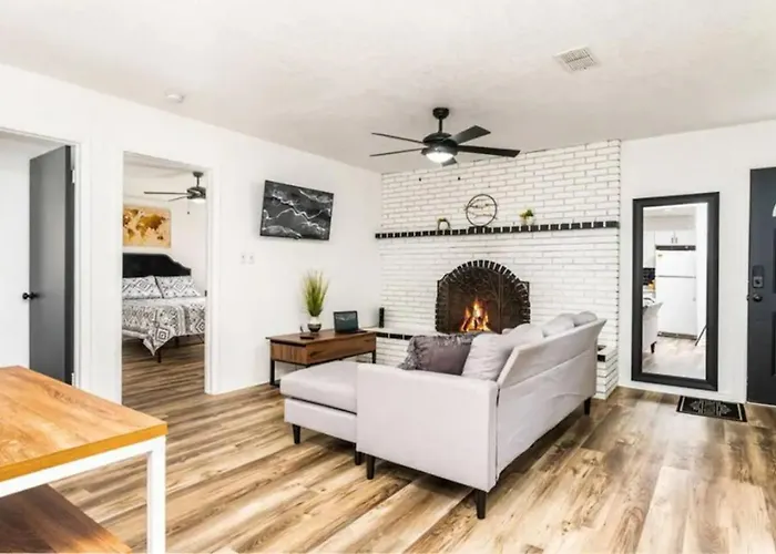 2Br Retreat Fast Wifi, Pool, Disney Close!