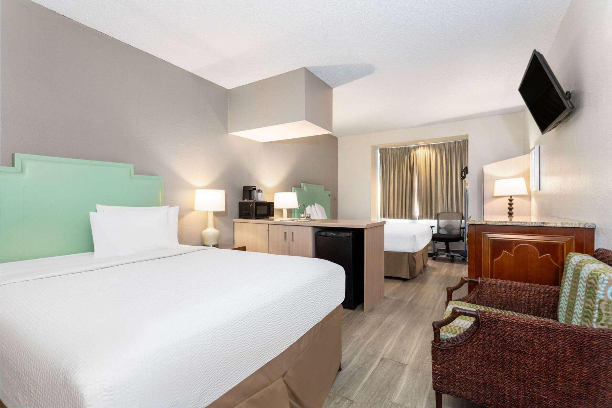 Baymont By Wyndham Orlando-international Dr-universal Blvd 2*