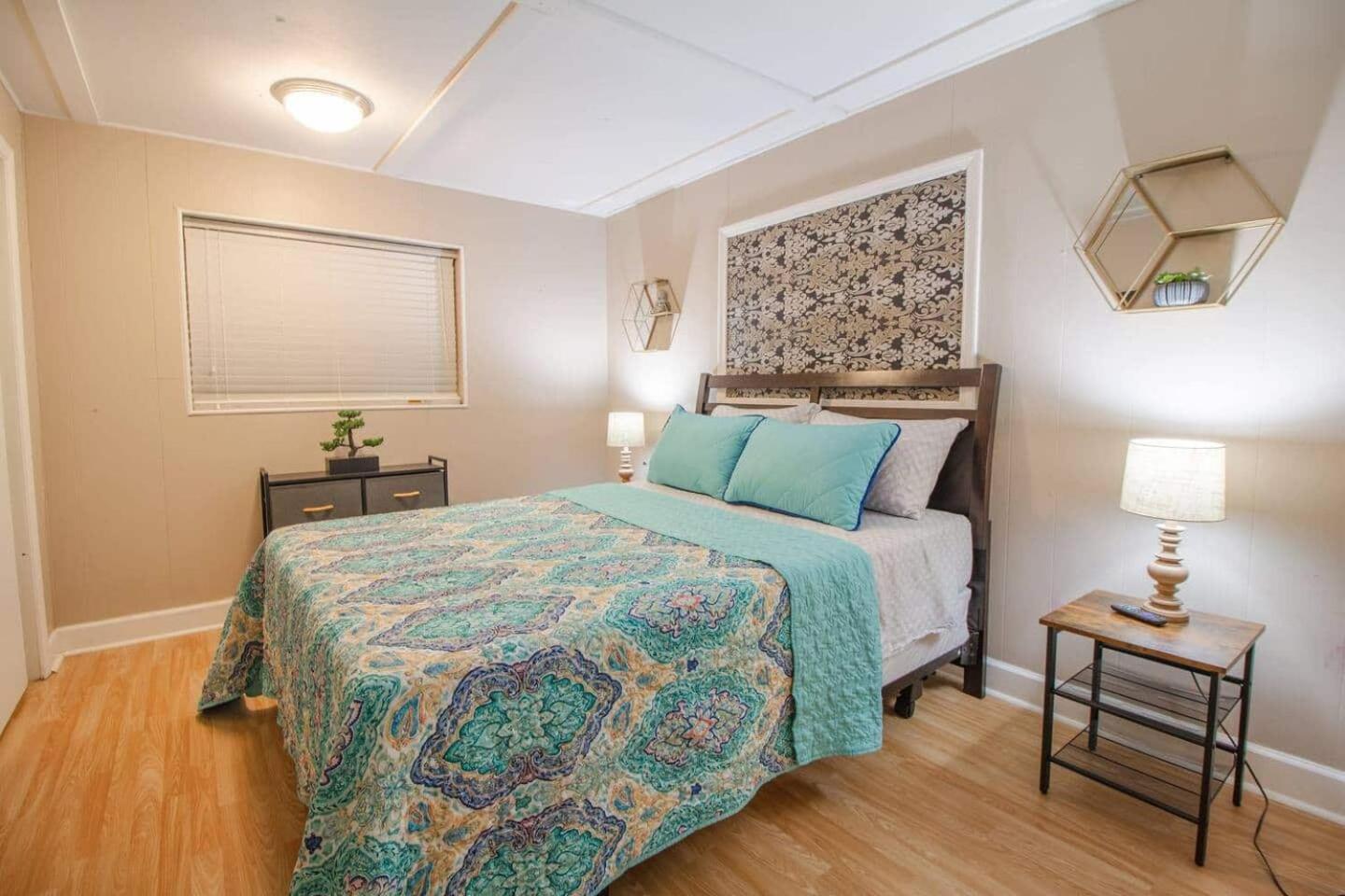 Holiday home 6Br Near Downtown Pets Ok Fast Wifi!
