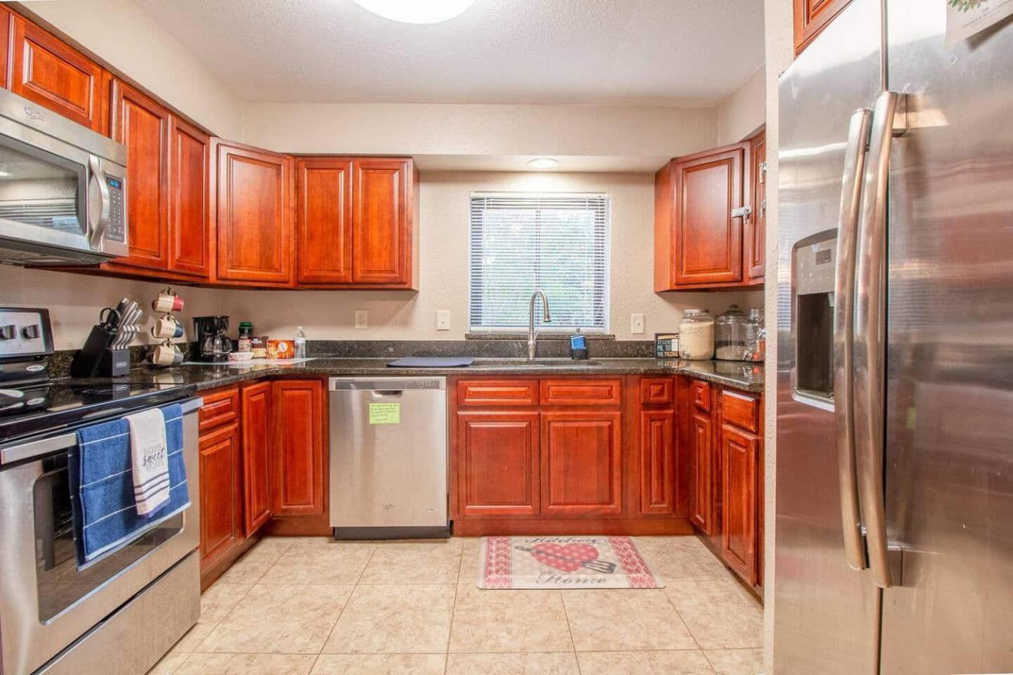 Holiday home 6Br Near Downtown Pets Ok Fast Wifi!