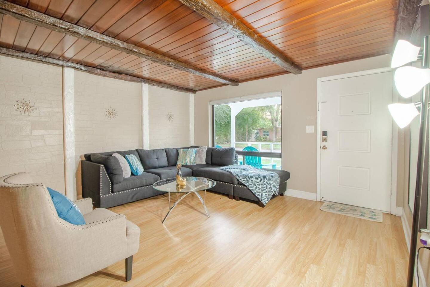 Holiday home 6Br Near Downtown Pets Ok Fast Wifi!