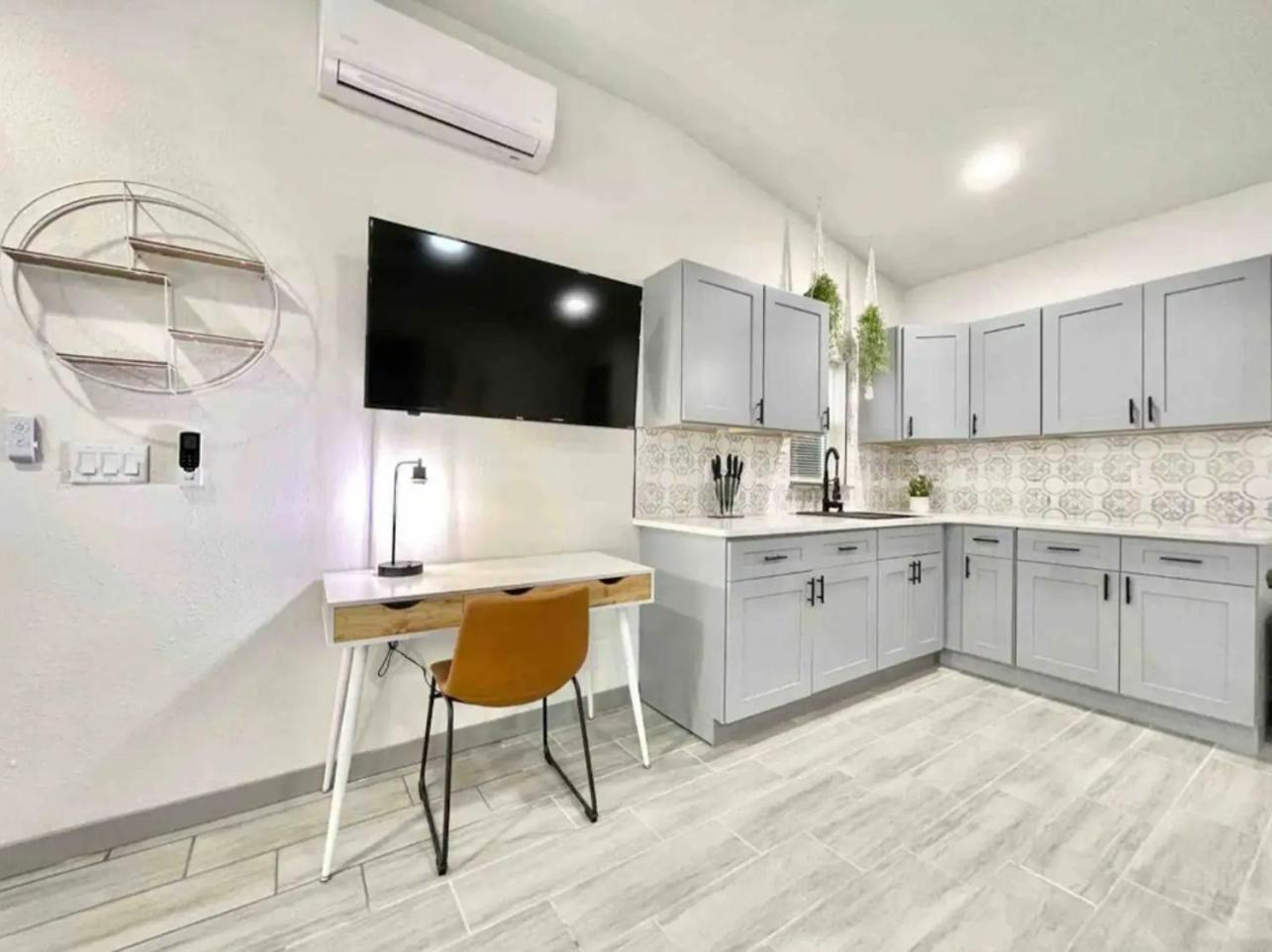 1Br Sleeps 4 Wfh Friendly Walkable Spot!