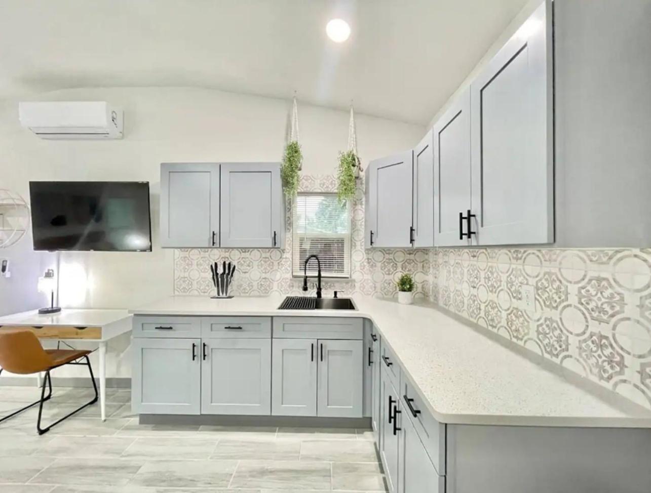 1Br Sleeps 4 Wfh Friendly Walkable Spot! Holiday home *