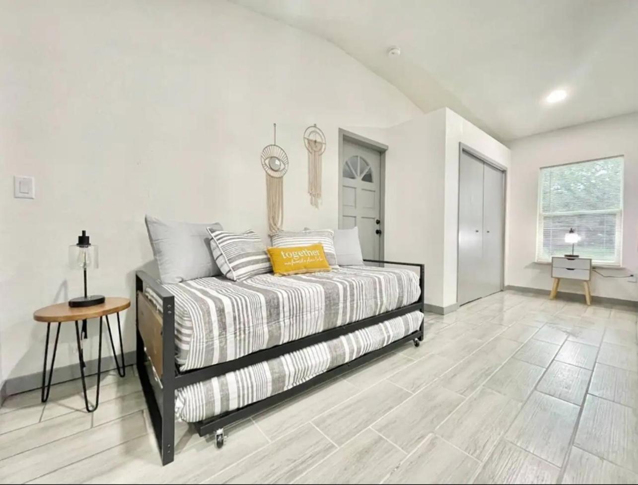 Holiday home 1Br Sleeps 4 Wfh Friendly Walkable Spot!