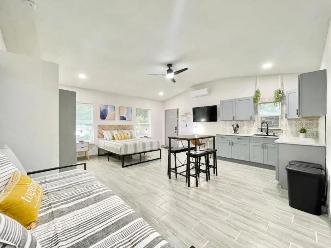 1Br Sleeps 4 Wfh Friendly Walkable Spot!