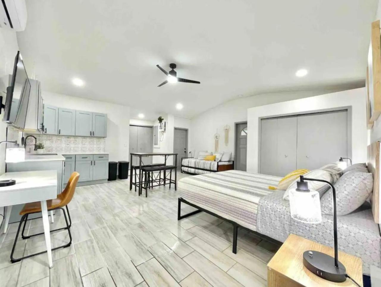 Holiday home 1Br Sleeps 4 Wfh Friendly Walkable Spot!