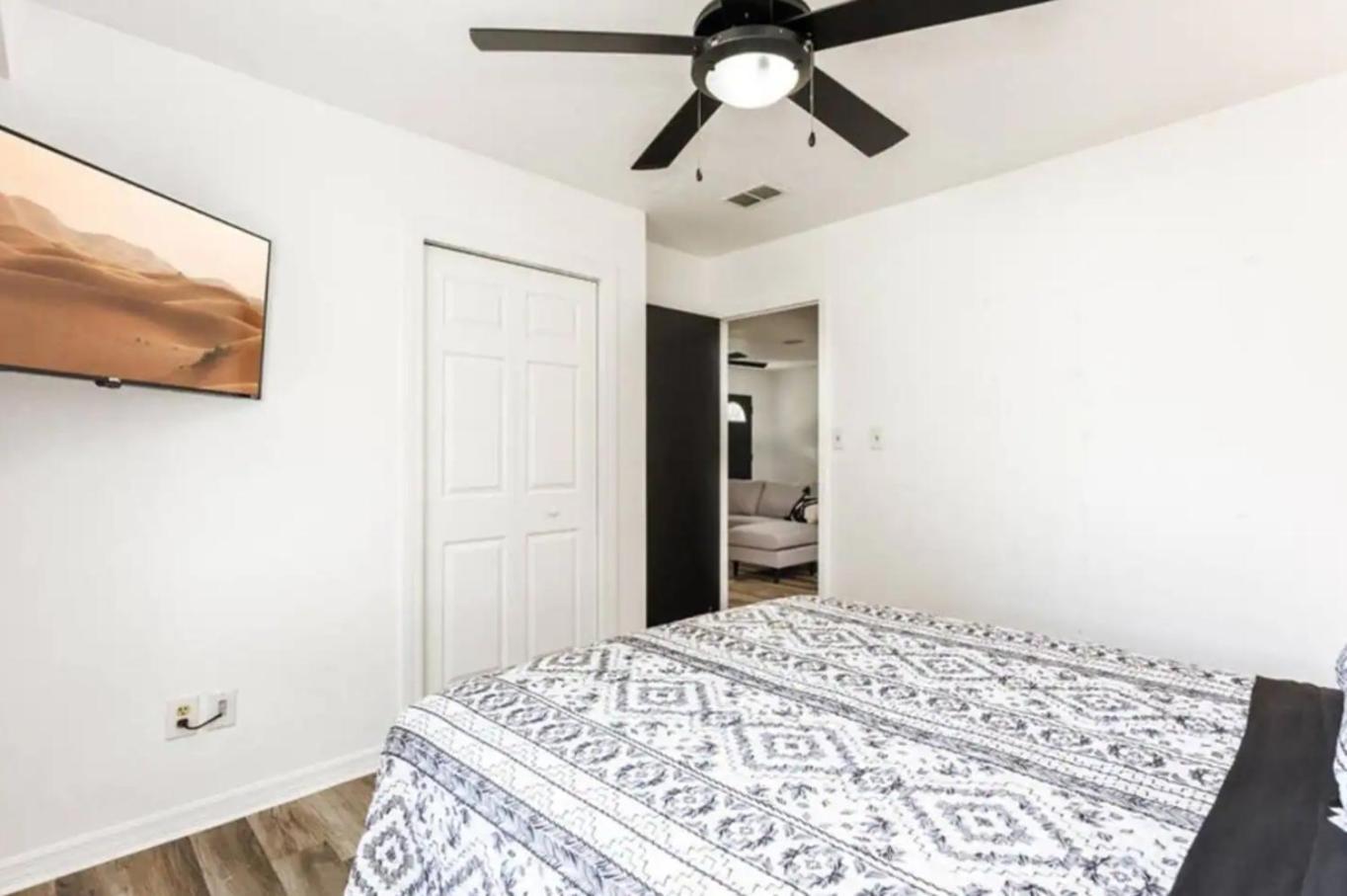 2Br Retreat Fast Wifi, Pool, Disney Close! Holiday home Orlando