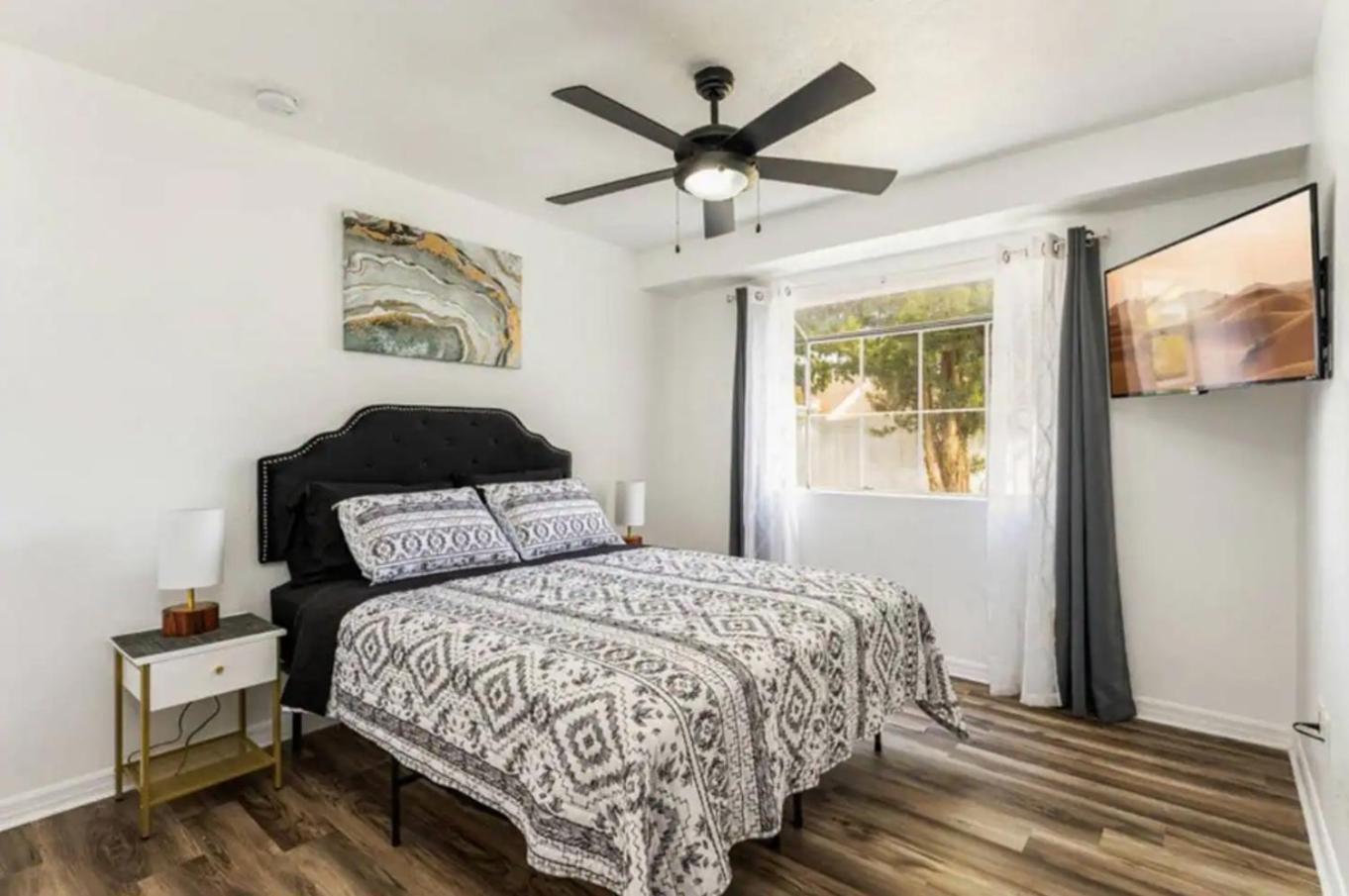 Holiday home 2Br Retreat Fast Wifi, Pool, Disney Close! Orlando