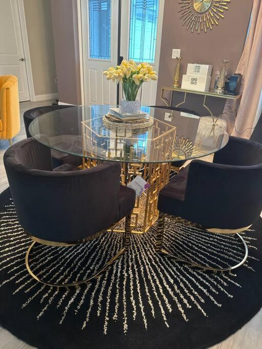 Cozy Close To Airport And Major Attractions