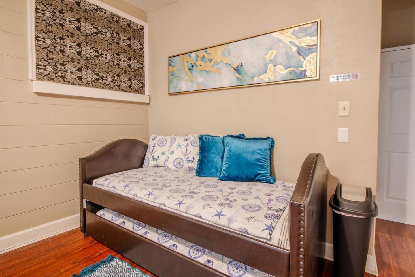 Holiday home 6Br Near Downtown Pets Ok Fast Wifi!