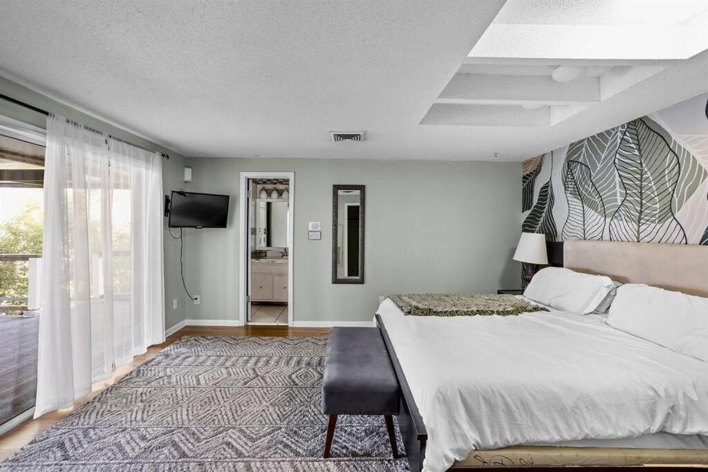 4 Rooms, Lake, Pool, Hot Tub, Putt-putt Orlando