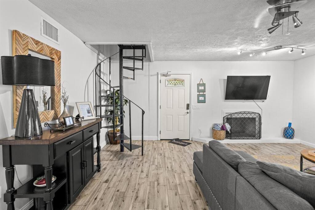 4 Rooms, Lake, Pool, Hot Tub, Putt-putt * Orlando