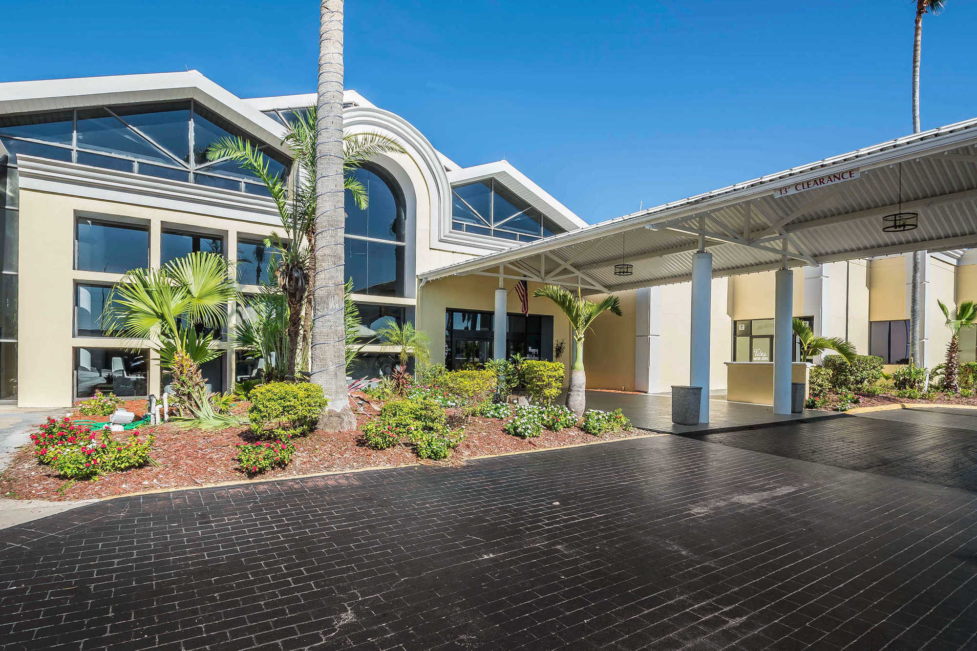 Clarion International Airport Hotel 3*