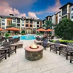 ***Luxury 2 Bedroom Apt Near All Attractions***