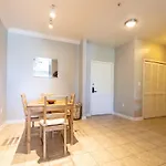 Luxurious 2-Bed Suite W/Lake View And Amenities