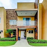Beautiful Townhome Overlooking The Lake And The Pool