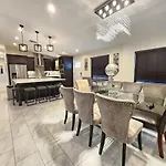 The Villa Orlando@College Park. Sleeps16