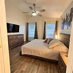 Big Pool Heater,No Laundry! Huge Yard,5 Bedroom,3 Bath Free Wifi, Close To Disney, Walmart,Stores All Restaurants Few Minutes From The House