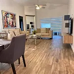 Big Pool Heater,No Laundry! Huge Yard,5 Bedroom,3 Bath Free Wifi, Close To Disney, Walmart,Stores All Restaurants Few Minutes From The House