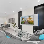 New Spacious And Themed 5 Bedroom Home Minutes From Disney And Waterparks!