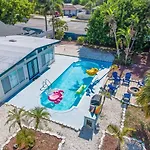 2Br Getaway Pool Workspace Near Disney