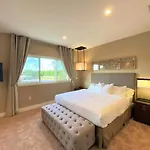 Sophisticated 4 En Suites W Private Hot Tub & Bb