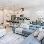 Amazing Townhome With Summer Kitchen Su2668