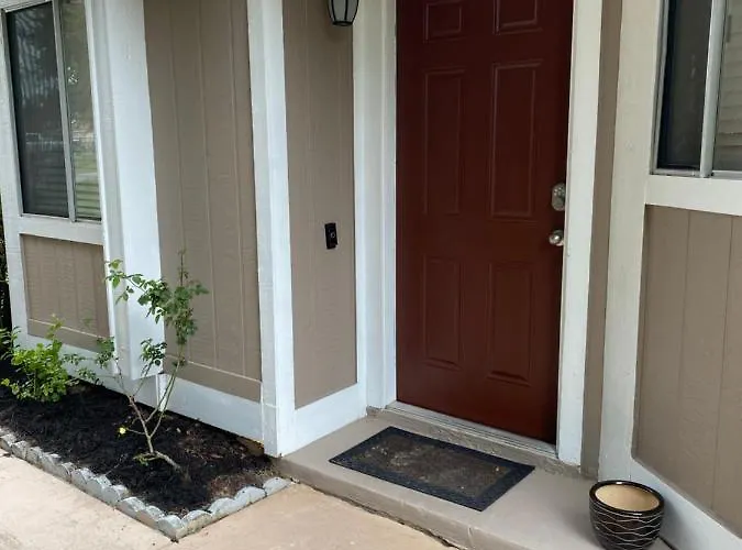 Spacious Home, Close To Attractions, Sleeps 4