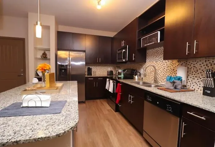 ***Luxury 2 Bedroom Apt Near All Attractions***