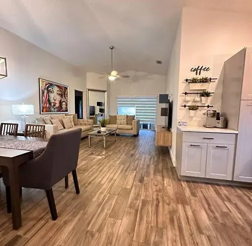 Big Pool Heater,No Laundry! Huge Yard,5 Bedroom,3 Bath Free Wifi, Close To Disney, Walmart,Stores All Restaurants Few Minutes From The House